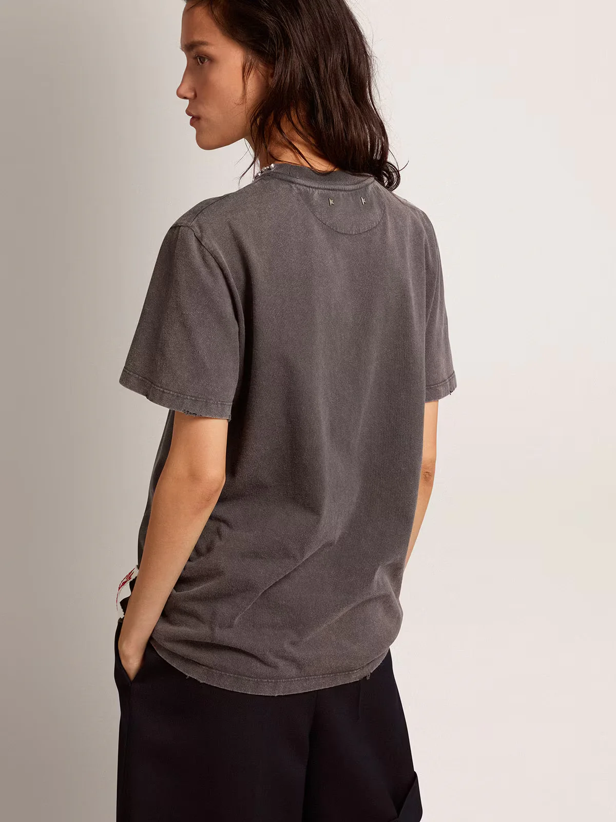 T-Shirt Golden Goose Distress Mujer - Image 4