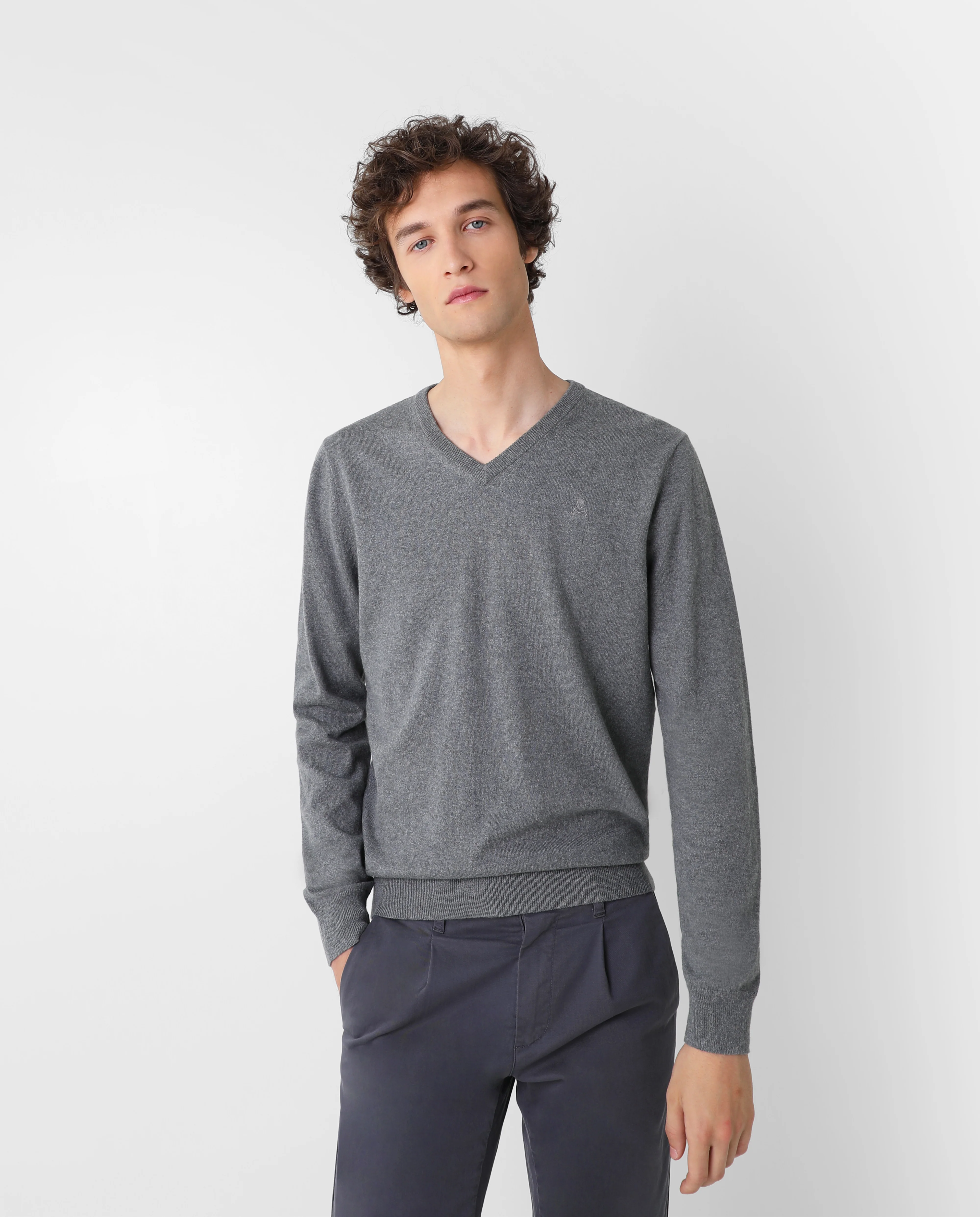 Sweater Cuello Pico Calavera