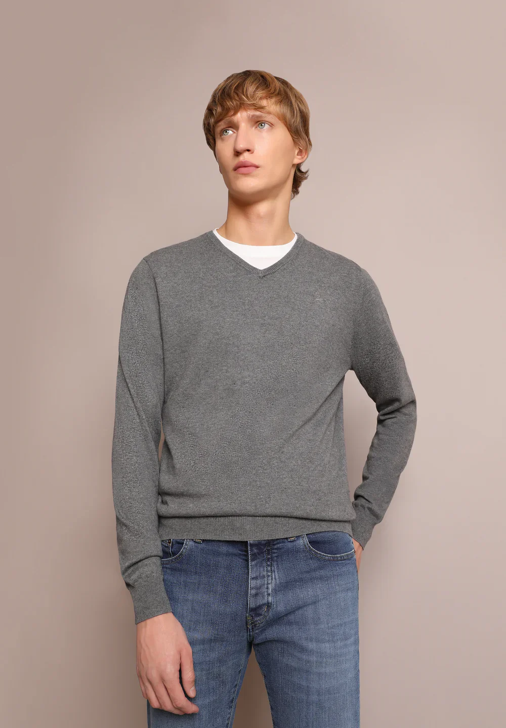 Sweater Cuello Pico Calavera - Image 3