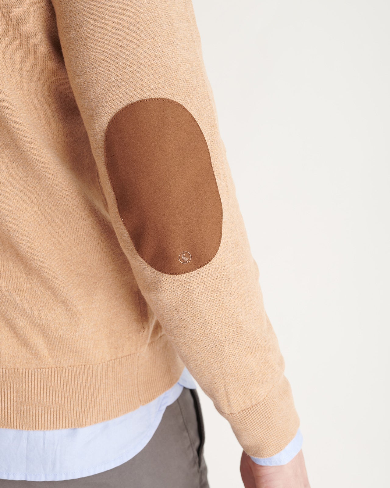 Sweater Cuello Pico Coderas - Image 5