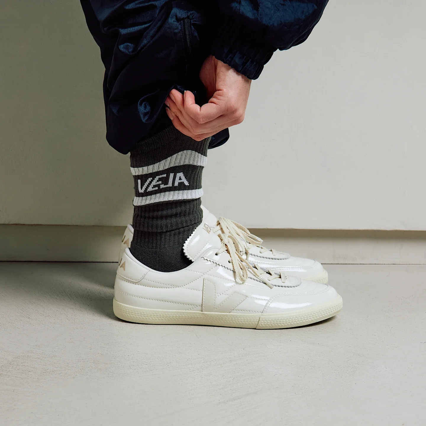 Tenis Veja De Hombre Panenka Patent Leather Offwhite - Image 4