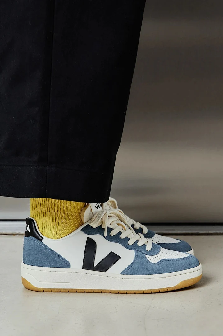 Tenis Veja De Hombre V-10 Leather White Black California - Image 4