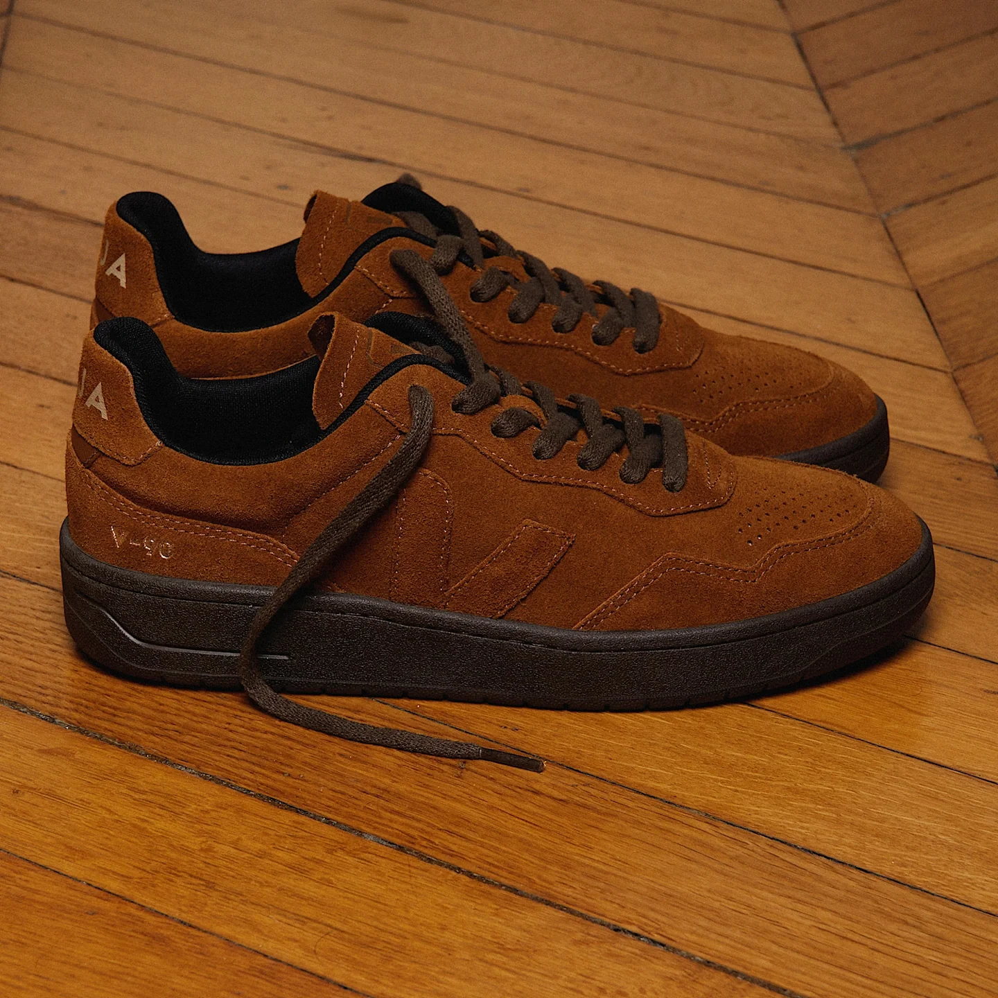 Tenis Veja De Hombre V-90 Suede Full Cognac Eagle - Image 4